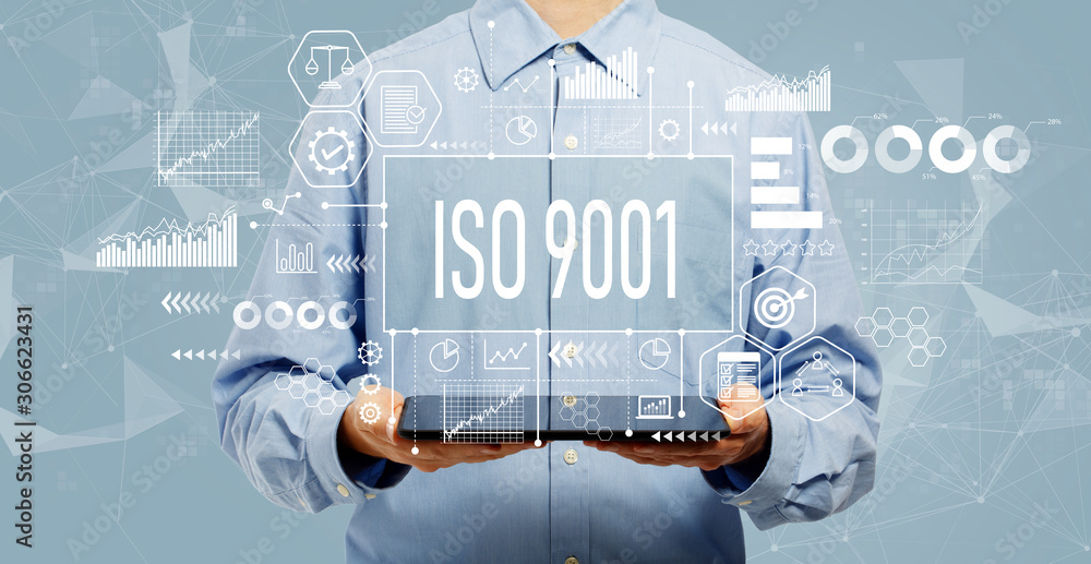 ISO 9001理念，年轻人拿着平板电脑