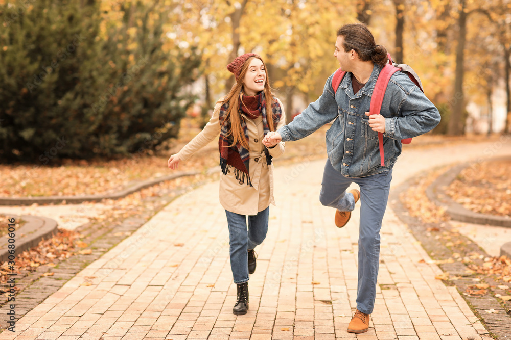 幸福夫妇在秋季公园散步