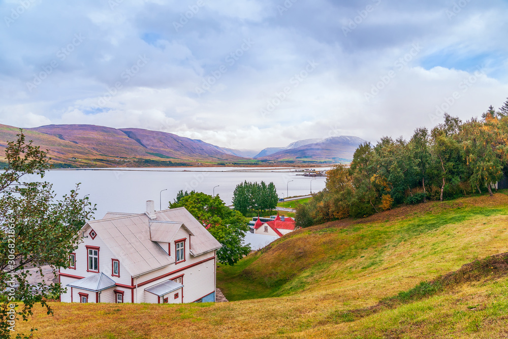 冰岛Akureyri镇附近的冰岛景观