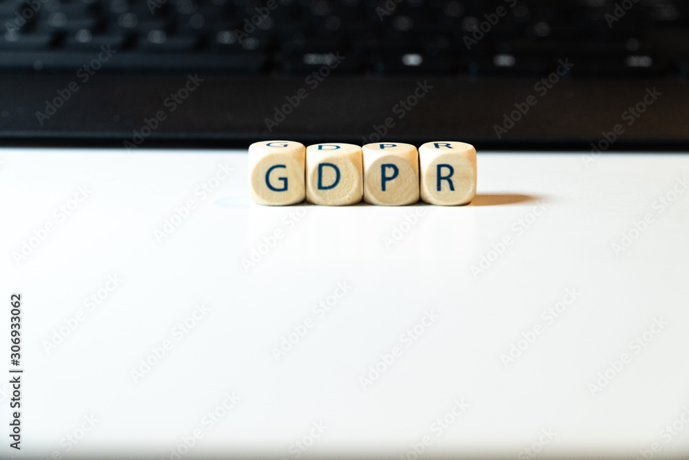 木制立方体，上面写着GDPR，白底黑键盘