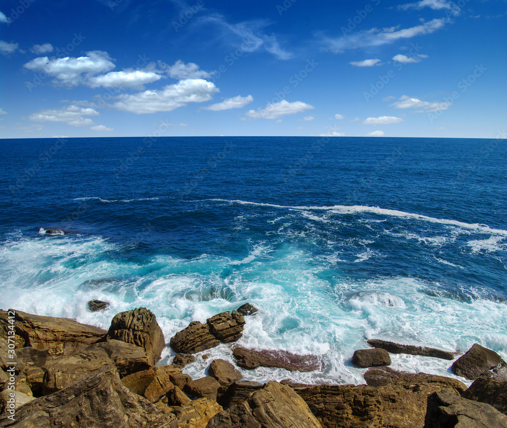 海浪冲击岩石