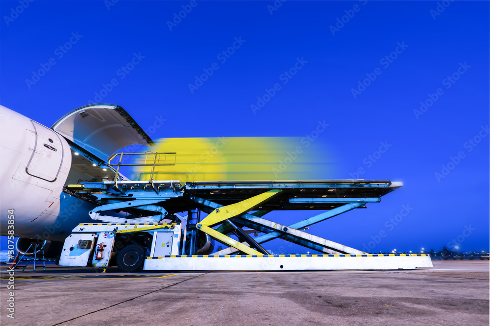 loading cargo container to aircraft