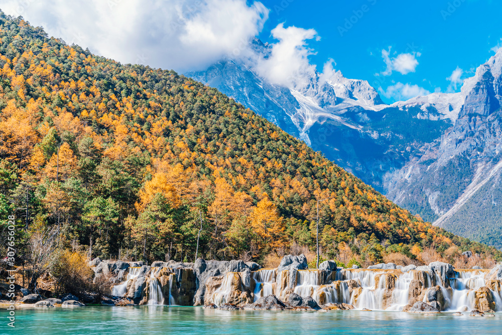 中国云南丽江玉龙雪山蓝月谷瀑布风光