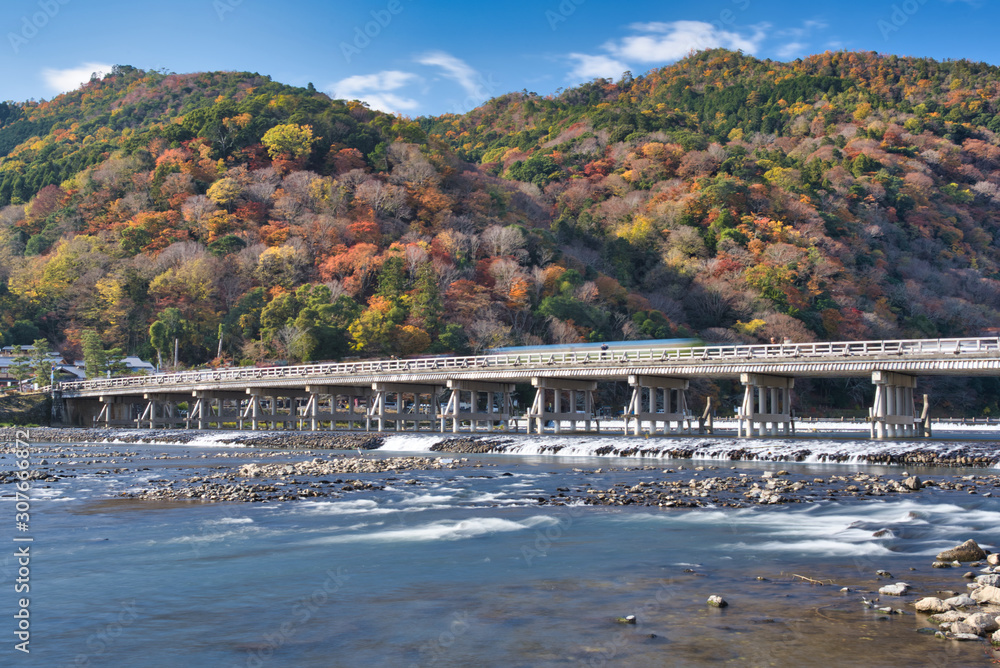 秋の京都 嵐山 渡月橋と紅葉