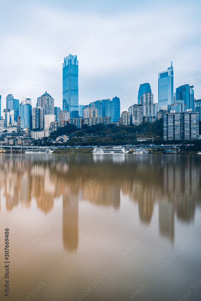 中国重庆洪崖洞和嘉陵江的低角度风景