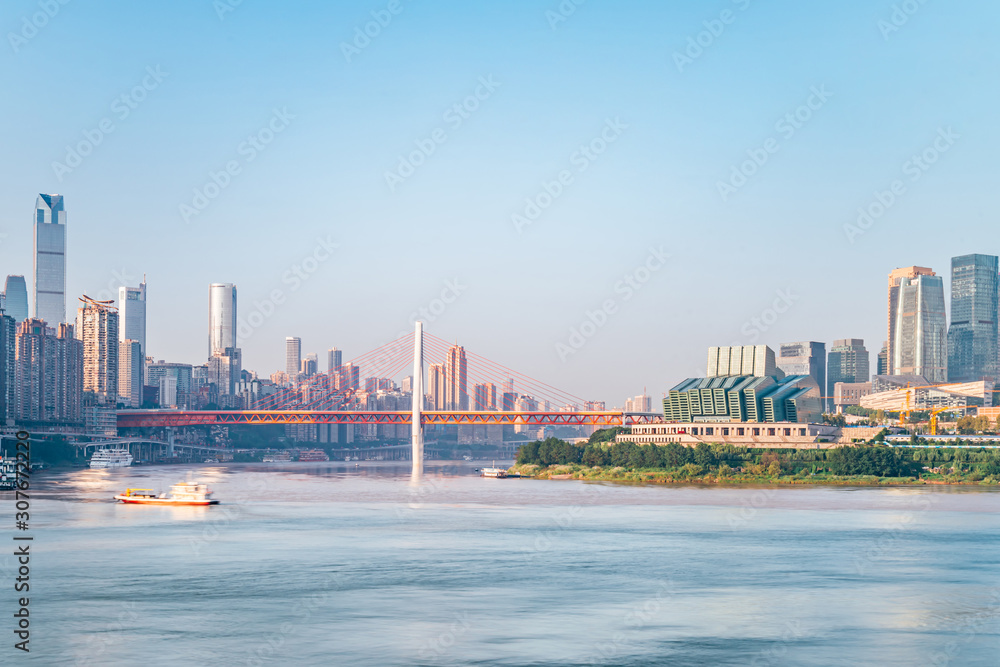 中国重庆高层建筑和桥梁城市阳光明媚的景色特写