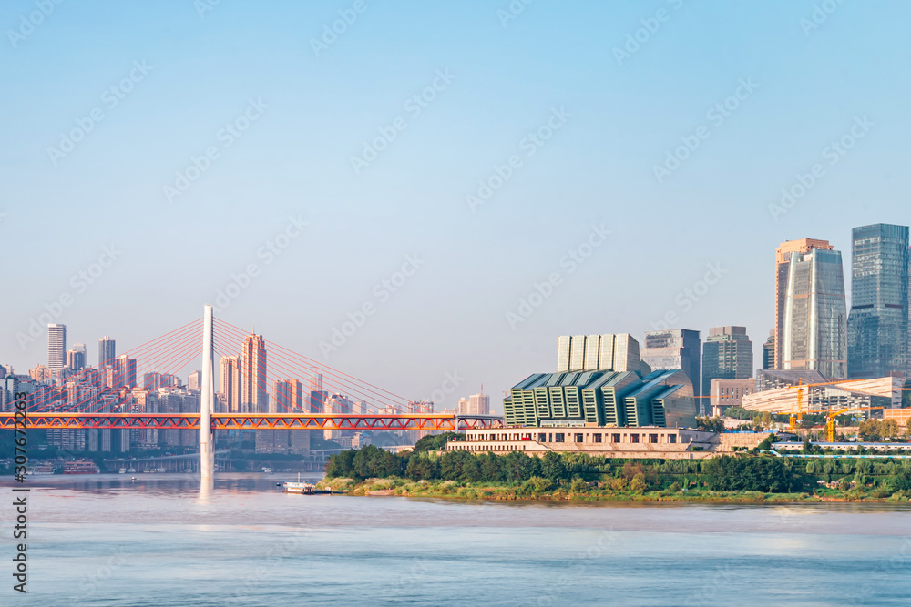 中国重庆高层建筑和桥梁城市阳光明媚的景色特写