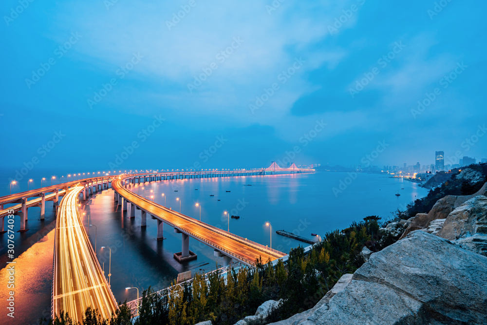 中国辽宁省大连市大连跨海大桥夜景