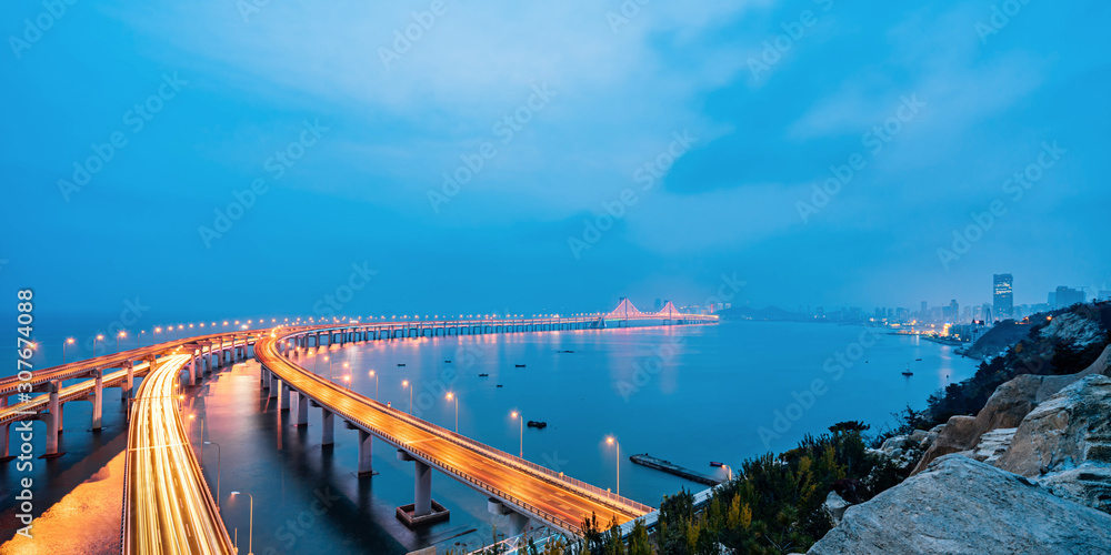 中国辽宁省大连市大连跨海大桥夜景