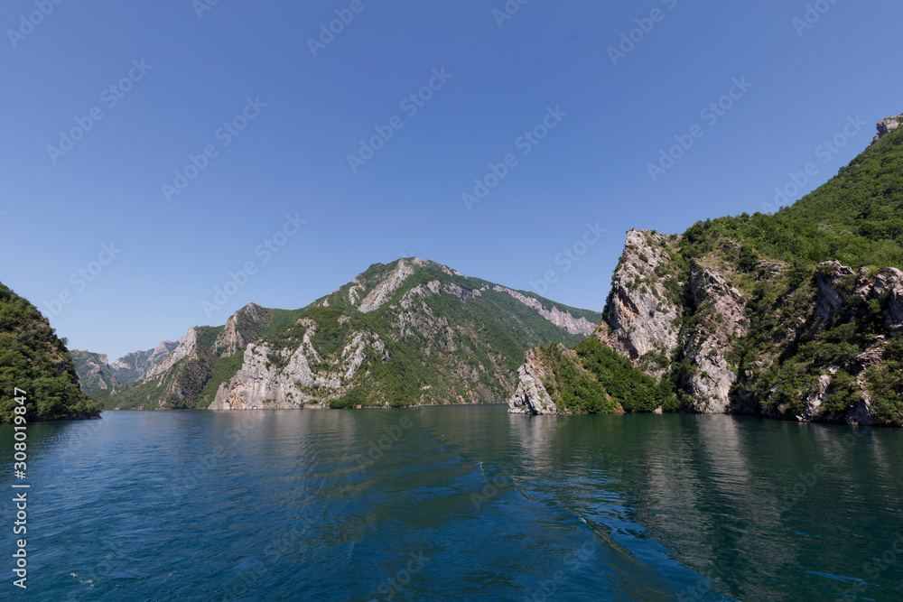 在迪纳里的Komani湖乘船旅行，美丽的山水和绿色的森林