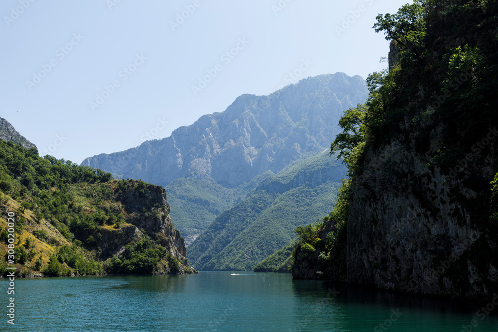 在迪纳里的Komani湖上乘船旅行，美丽的山水和绿色的森林