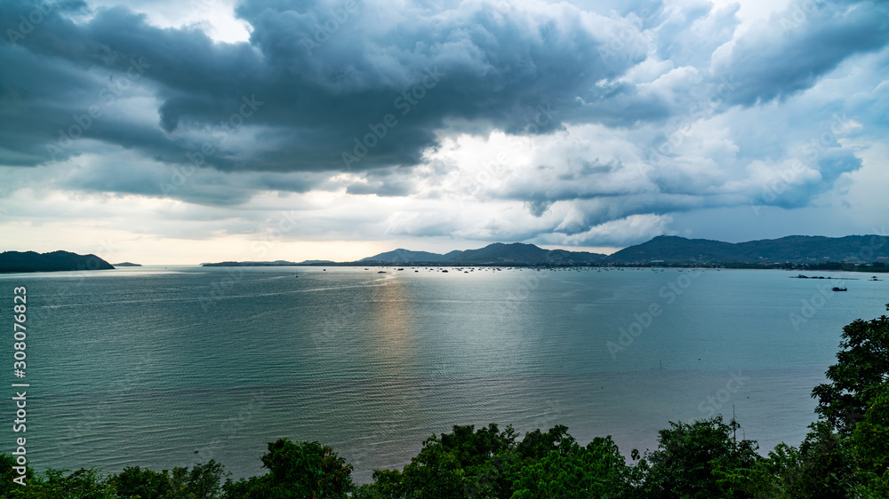 岛上暴雨前海上乌云密布。