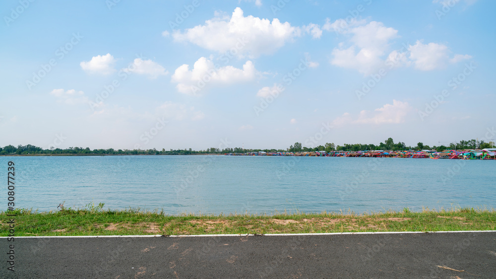 泰国素林的通古拉湖，蓝天背景。