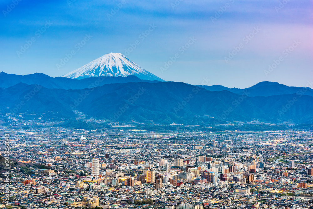 高富，日本与富士山的天际线