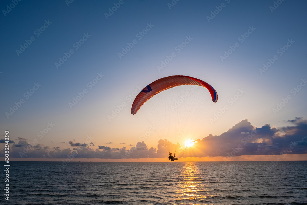 Gleitschirmflieger an der Ostseeküste bei Karkle Palanga Litauen