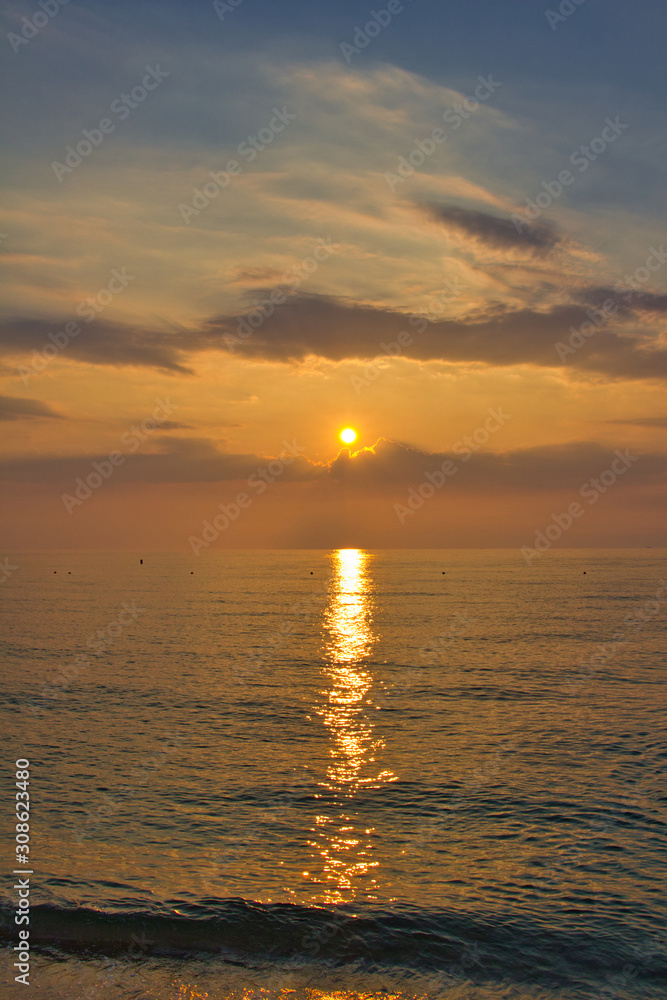 海に落ちる夕日