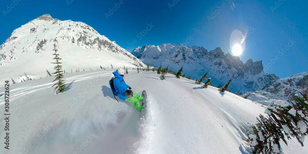 自拍：男单板滑雪运动员在下山时喷出冷烟雪。