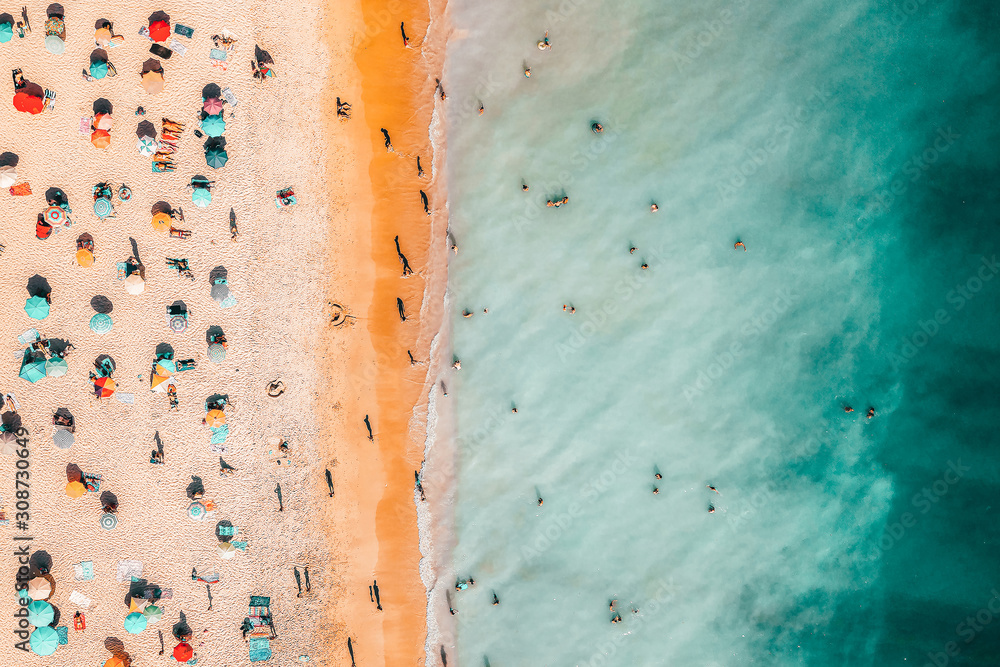 夏天海滩上人潮汹涌，鸟瞰图