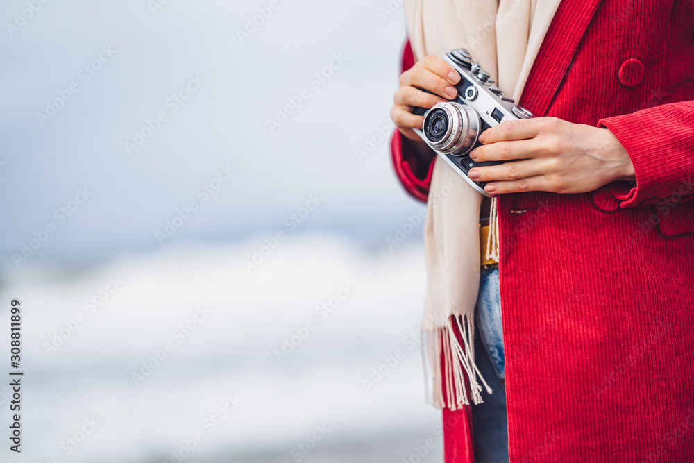 带复古相机特写的年轻女人