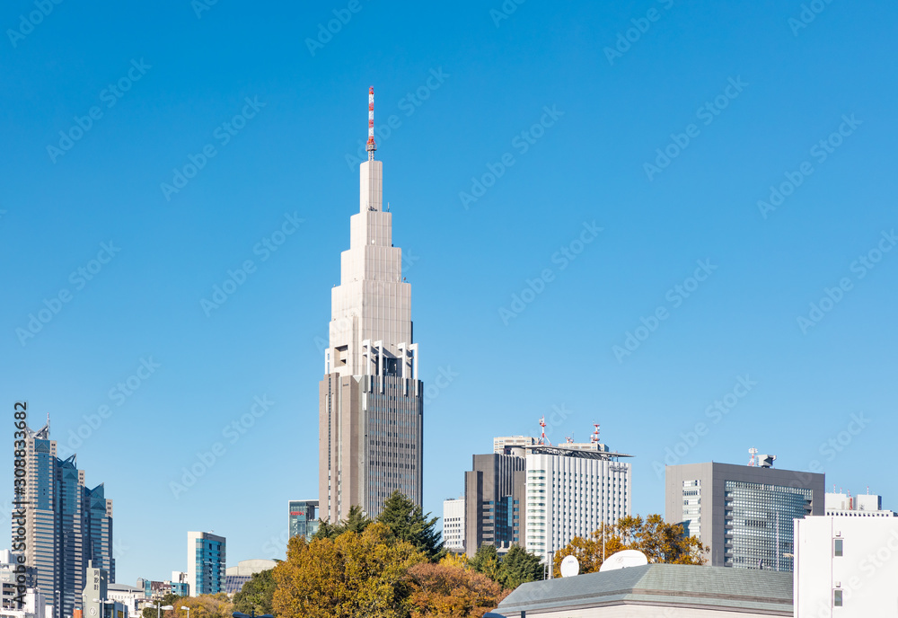 都会のビル群と青空