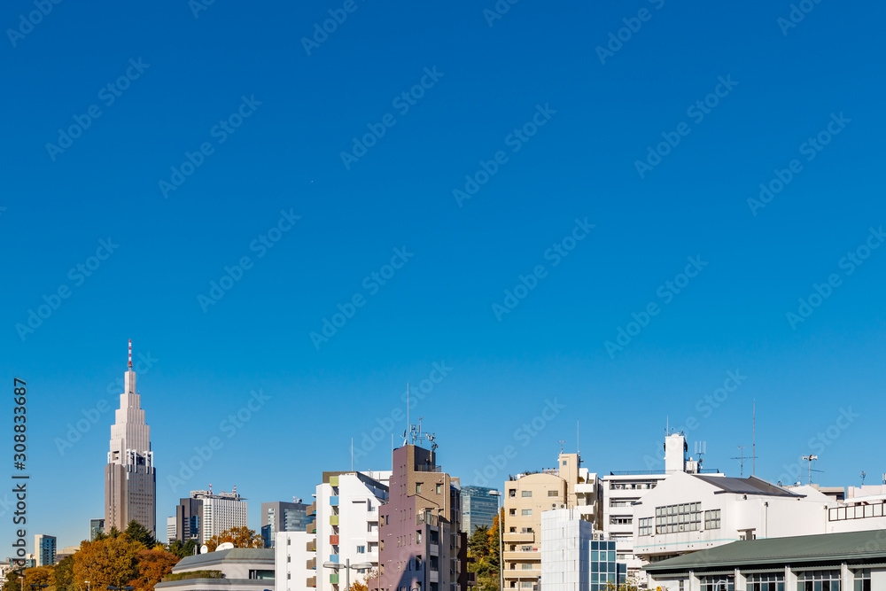 都会のビル群と青空