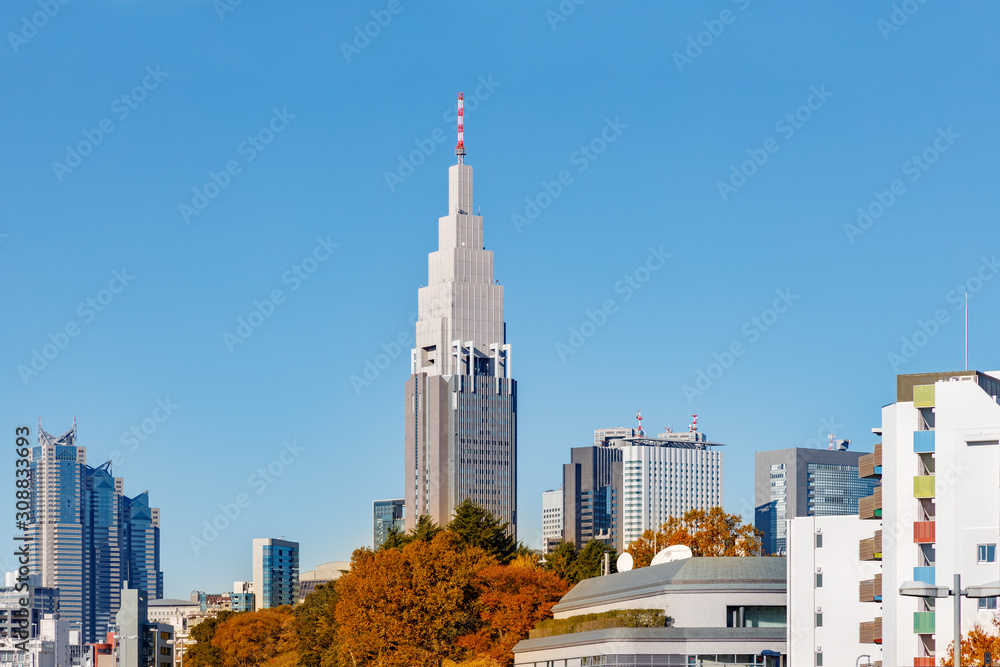 都会のビル群と青空