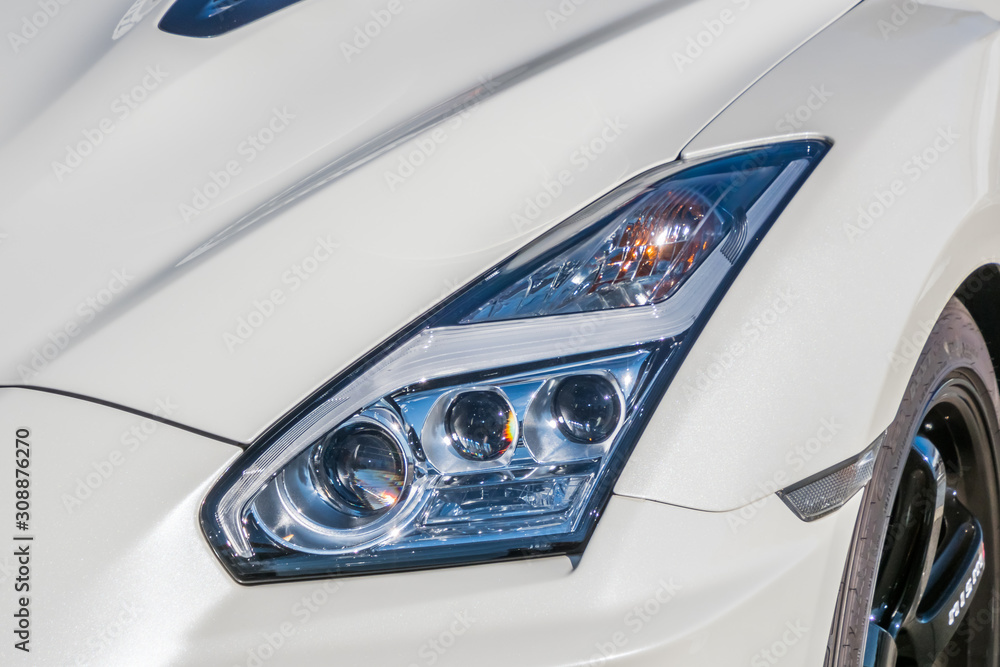 自動車のヘッドライト　Headlight of the car