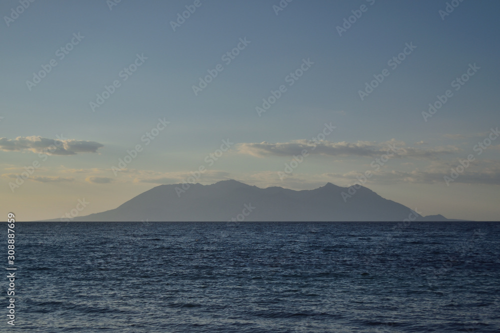 Marmaros海滩的日落海景-Samothraki的景色-土耳其爱琴岛Gokceada（Imbros）