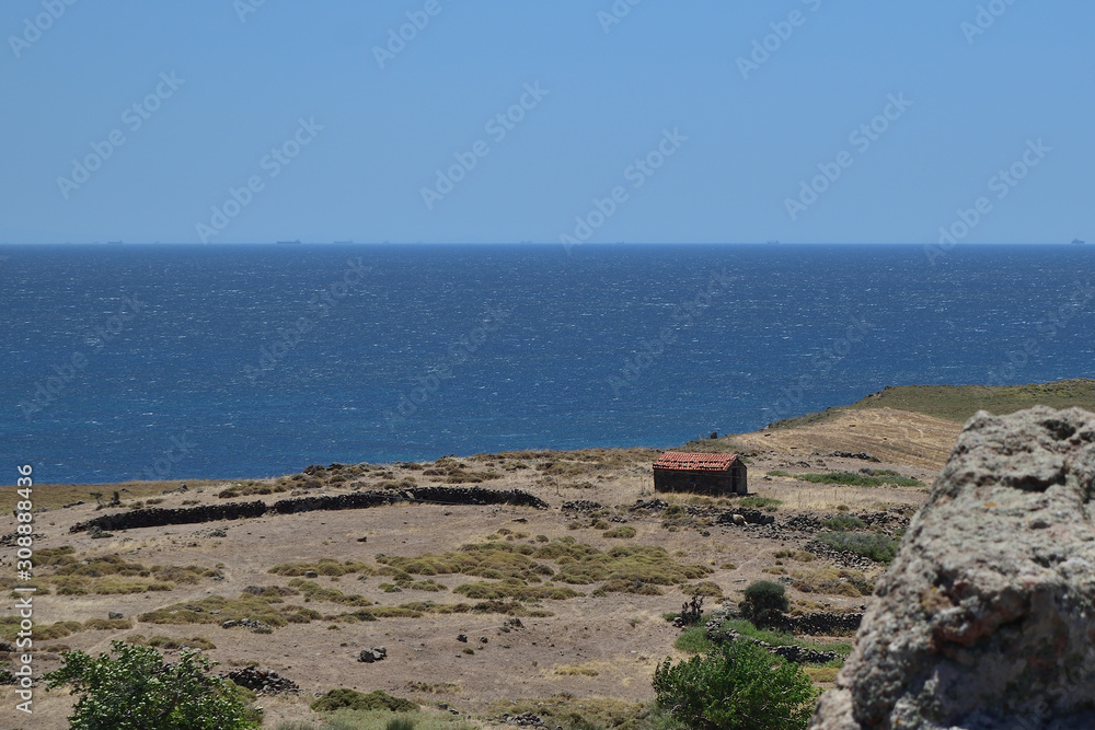 Kaya Mezari地区-土耳其爱琴岛Gokceada（Imbros）半封闭景观中的希腊小教堂