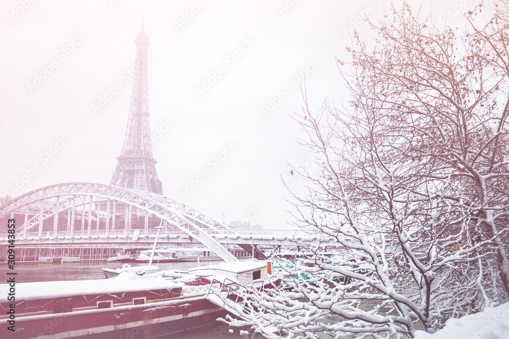 Eifel tower Passerelle Debilly bridge with snow