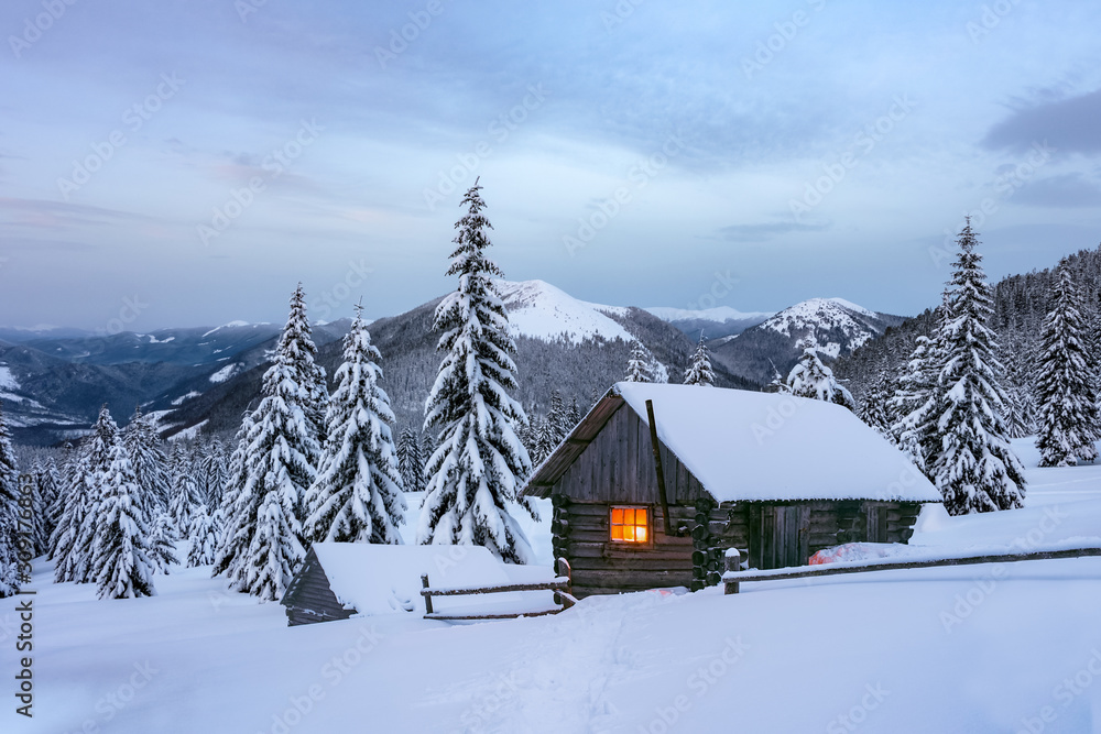 雪山木屋的奇妙冬季景观。圣诞假期和冬季度假