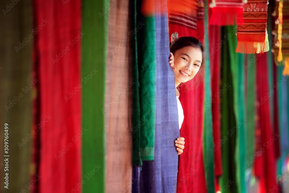 泰国女孩穿着传统的兰纳服装，穿着lamduan编织布旅行