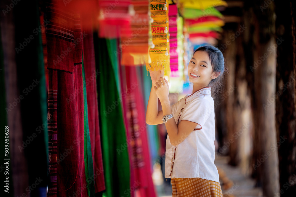 泰国女孩穿着传统的兰纳服装，穿着lamduan编织布旅行