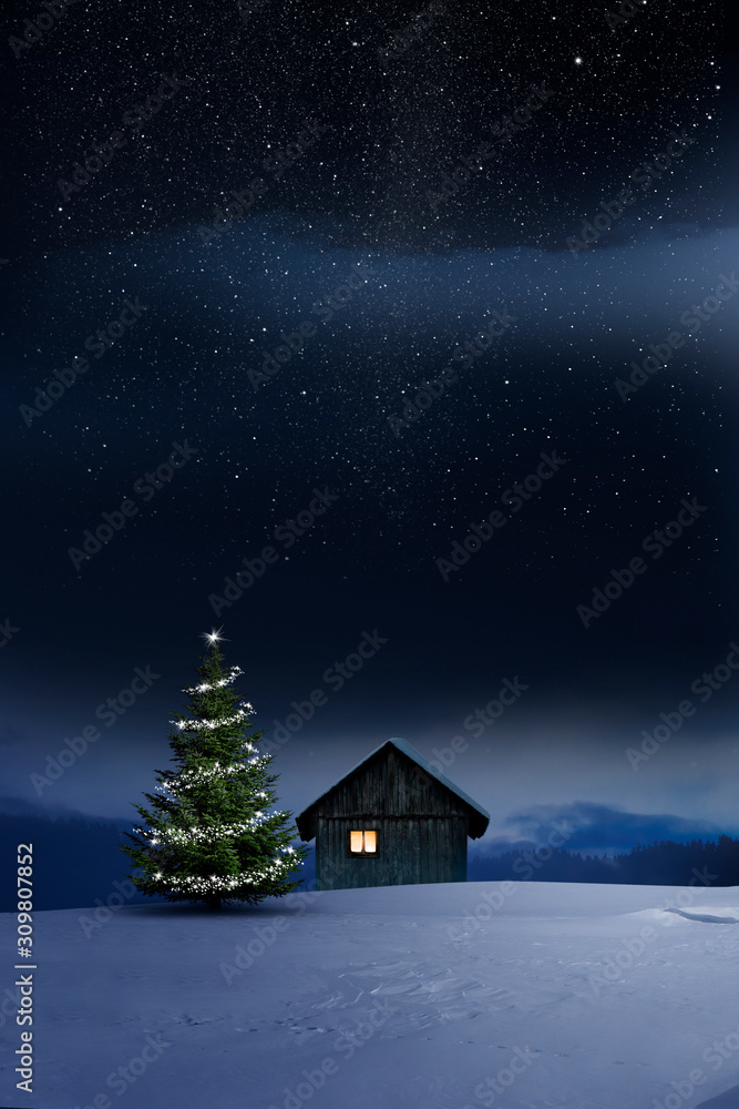 Weihnachtlich beleuchtete Hütte in Kalter Winternacht mit Sternenhimmel und Christbaum