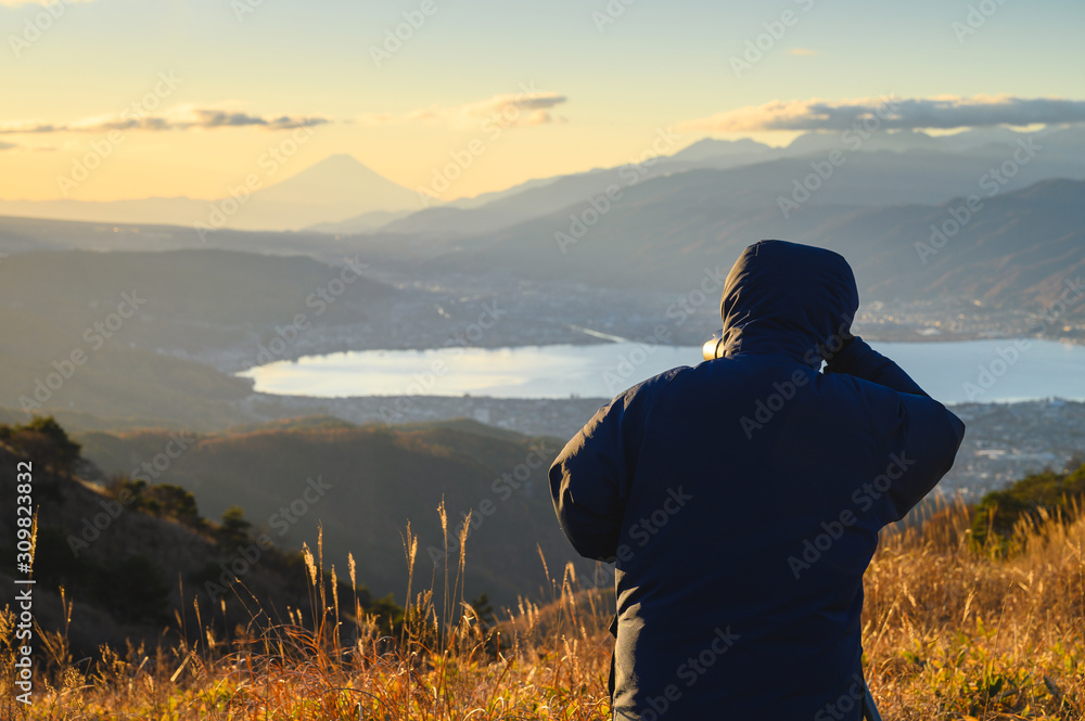 户外摄影师拍摄清晨的富士山