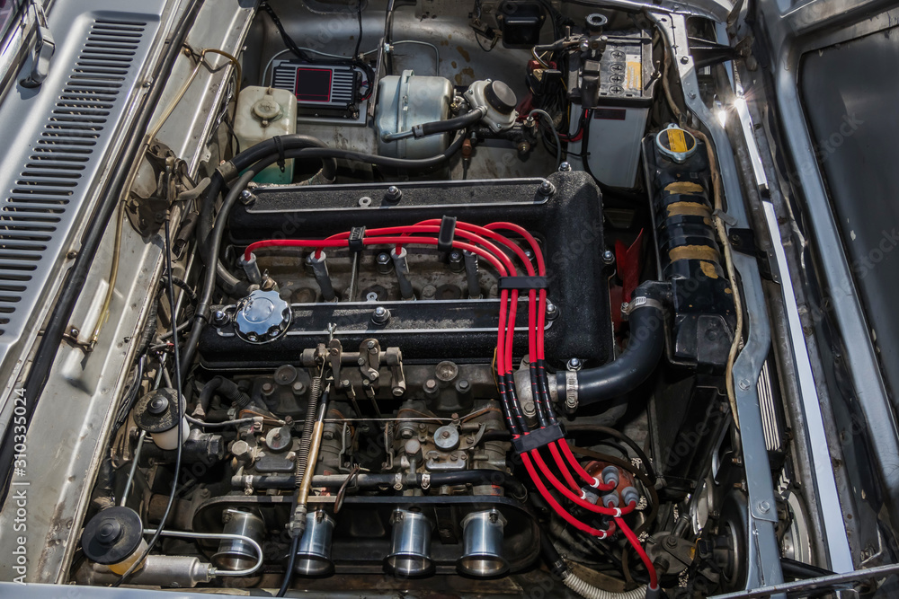 旧車のエンジンルーム　engine compartment of a old vehicle