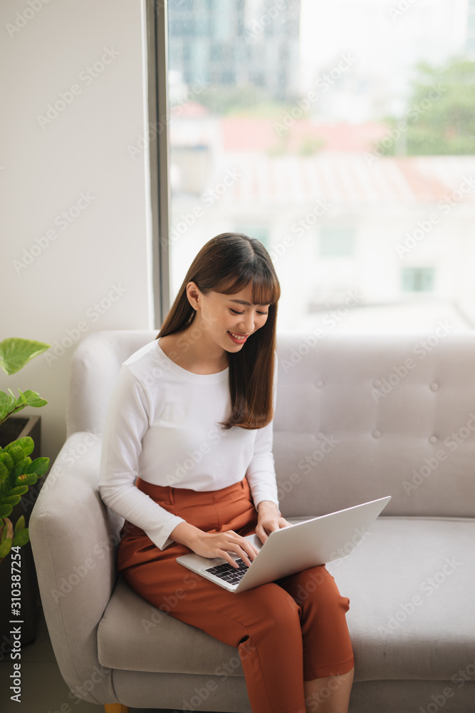 内容年轻女孩使用笔记本电脑