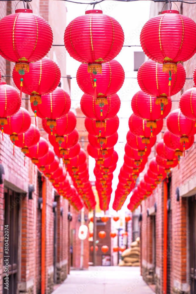 美丽的圆形红灯笼挂在古老的传统街道上，中国农历新年的概念