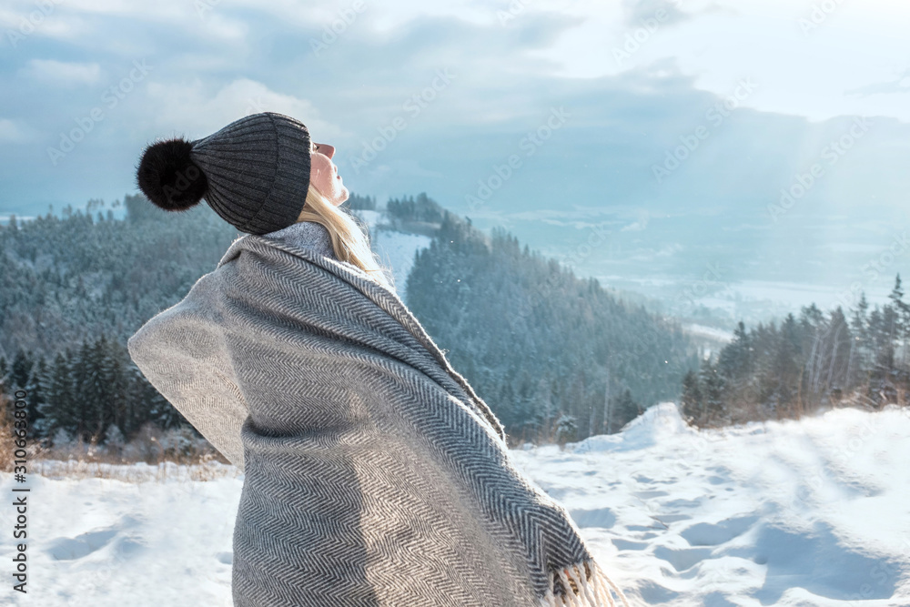 快乐的女旅行者在雪地上看美丽的w