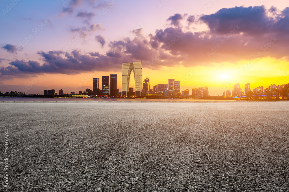 日落时分的苏州城市天际线和赛道地面景观。