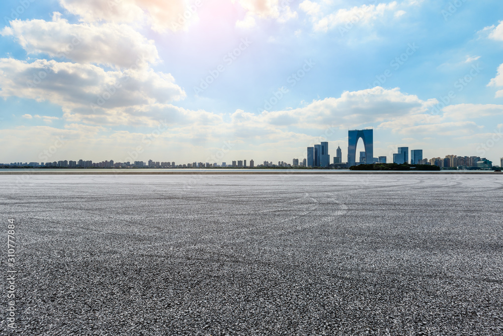 日落时分的苏州城市天际线和赛道地面景观。