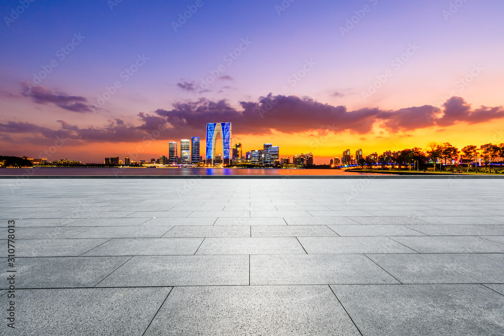 苏州城市天际线和夜晚空旷的广场景观。