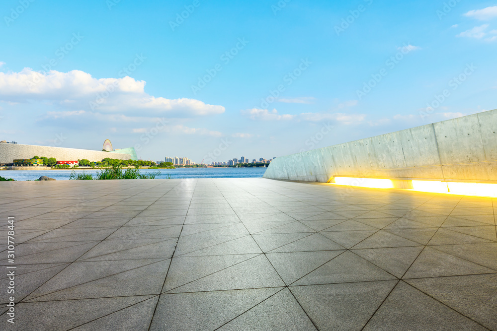 日落时分的苏州城市天际线和空旷的广场景观。