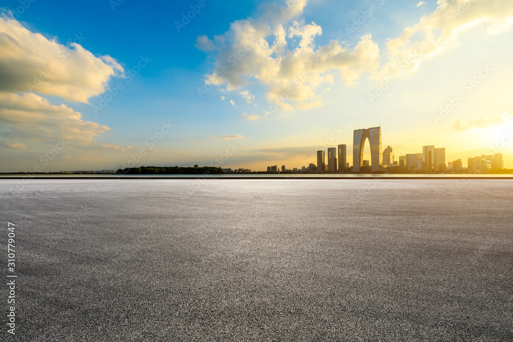 日落时分的苏州城市天际线和赛道地面景观。