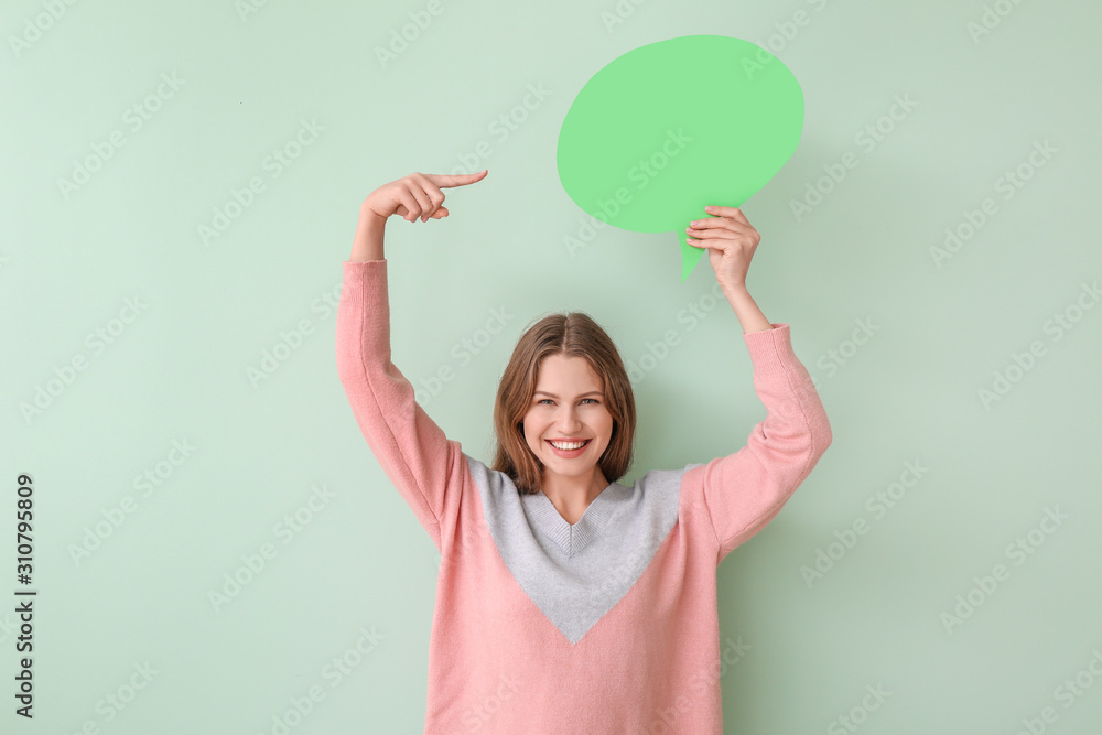 彩色背景上有空白演讲气泡的年轻女性