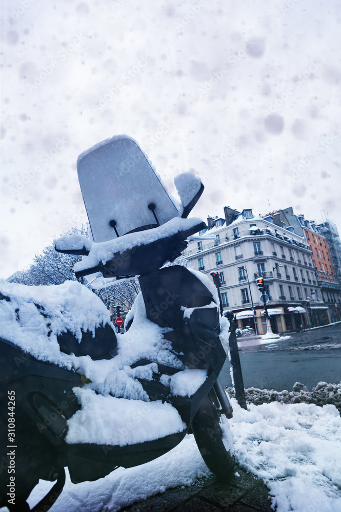 巴黎街头雪地下的摩托车