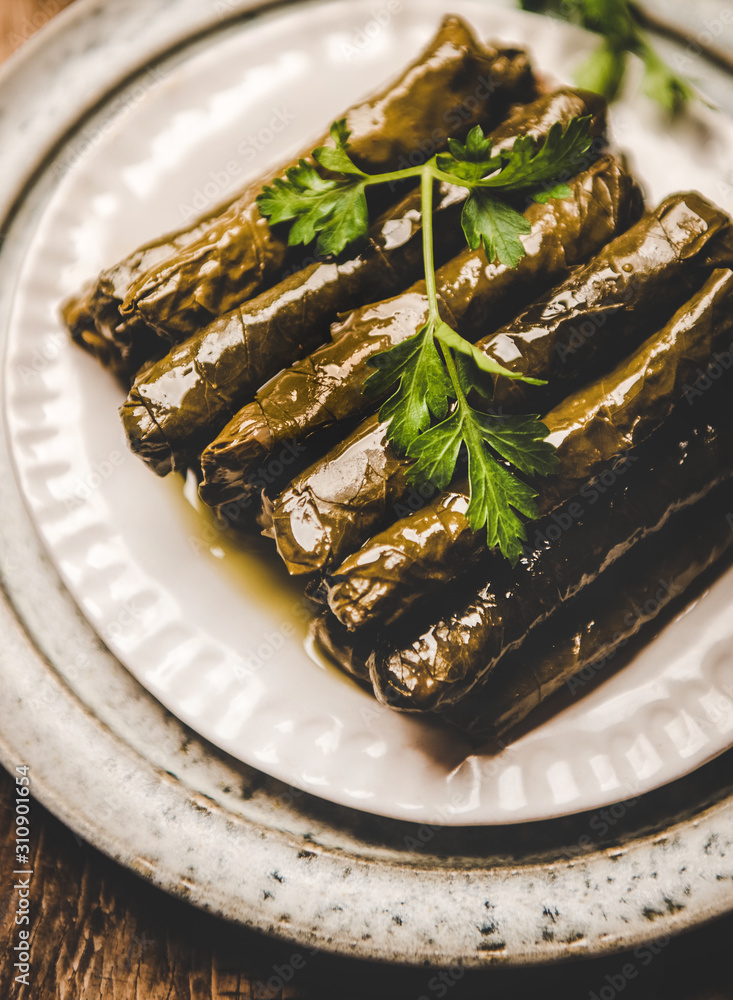 土耳其传统葡萄叶Sarma或Dolma，里面塞满了米饭和香料，点缀着橄榄油