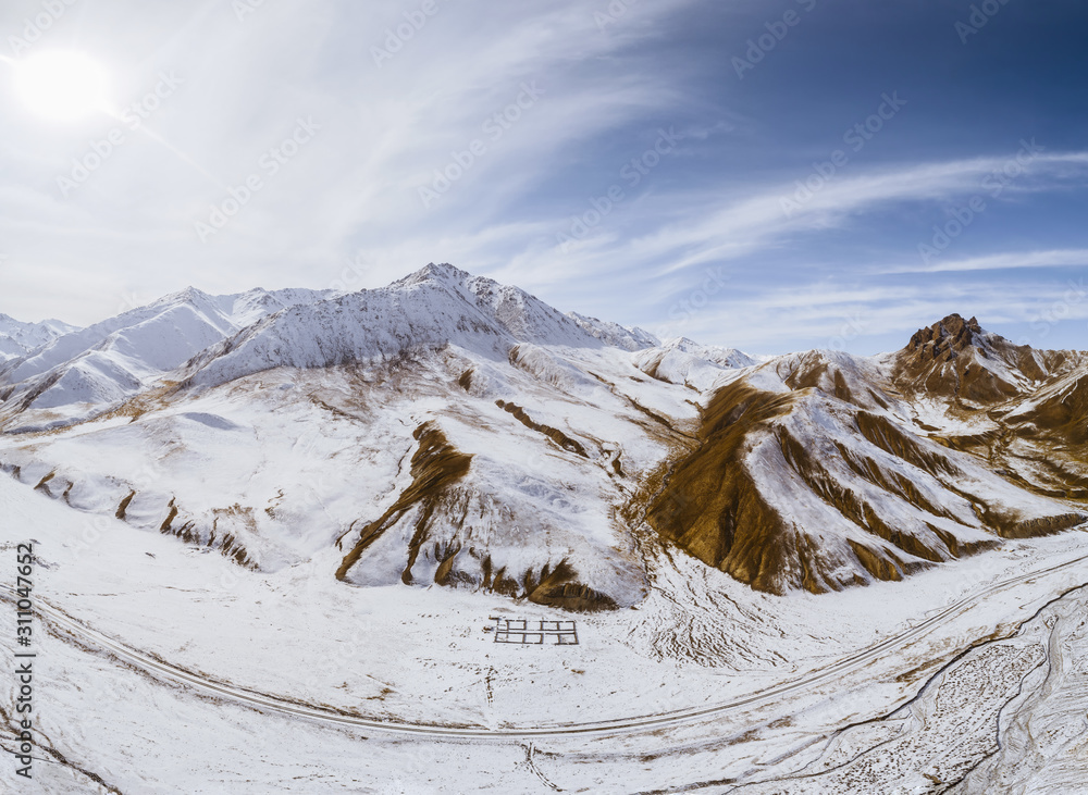 有雪山的旱地碎石路