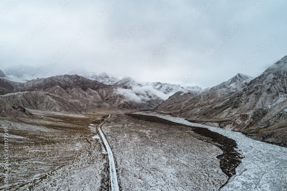 有雪山的旱地碎石路