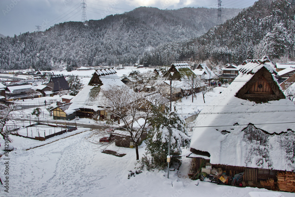 雪に覆われたかやぶきの里